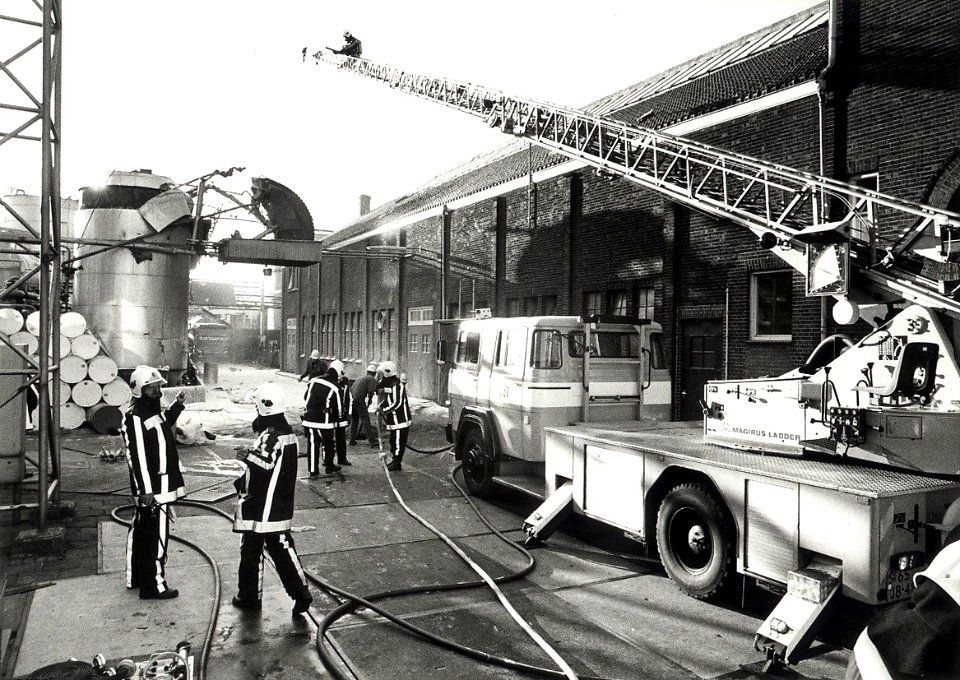 Omwonenden van Witco willen dat het chemisch bedrijf uit hun buurt verdwijnt. Aangekocht van United Photos de Boer bv. - Negatiefnummer 32195 k 19. - Gepubliceerd in het Haarlems Dagblad van 10.04.199