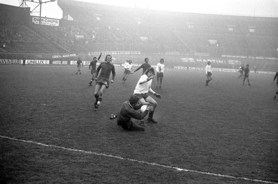 Nico Jansen in duel met keeper Lelieveld, Bestanddeelnr 926-9097