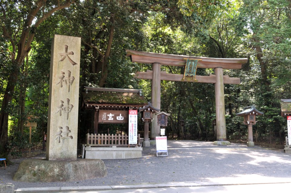 Omiwa-jinja Torii 001