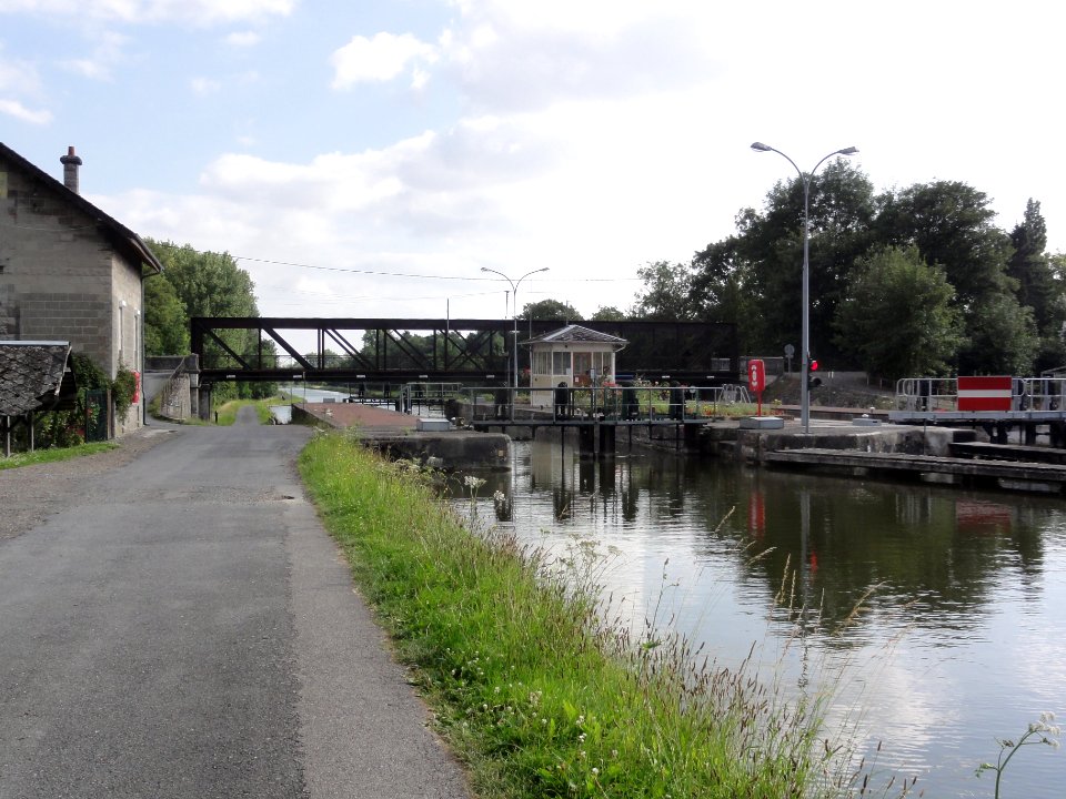 Omissy (Aisne) (01) Canal de Saint-Quentin écluse nr 20