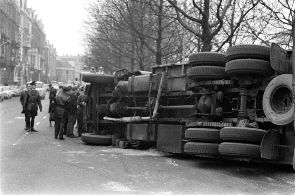 Omgeslagen vrachtwagen op Stadhouderskade, Bestanddeelnr 922-0211