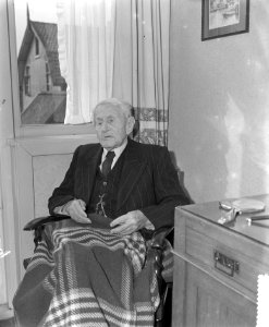 Ome Piet Stuyvenberg uit Bussum wordt 30 maart 102 jaar, Bestanddeelnr 906-3515