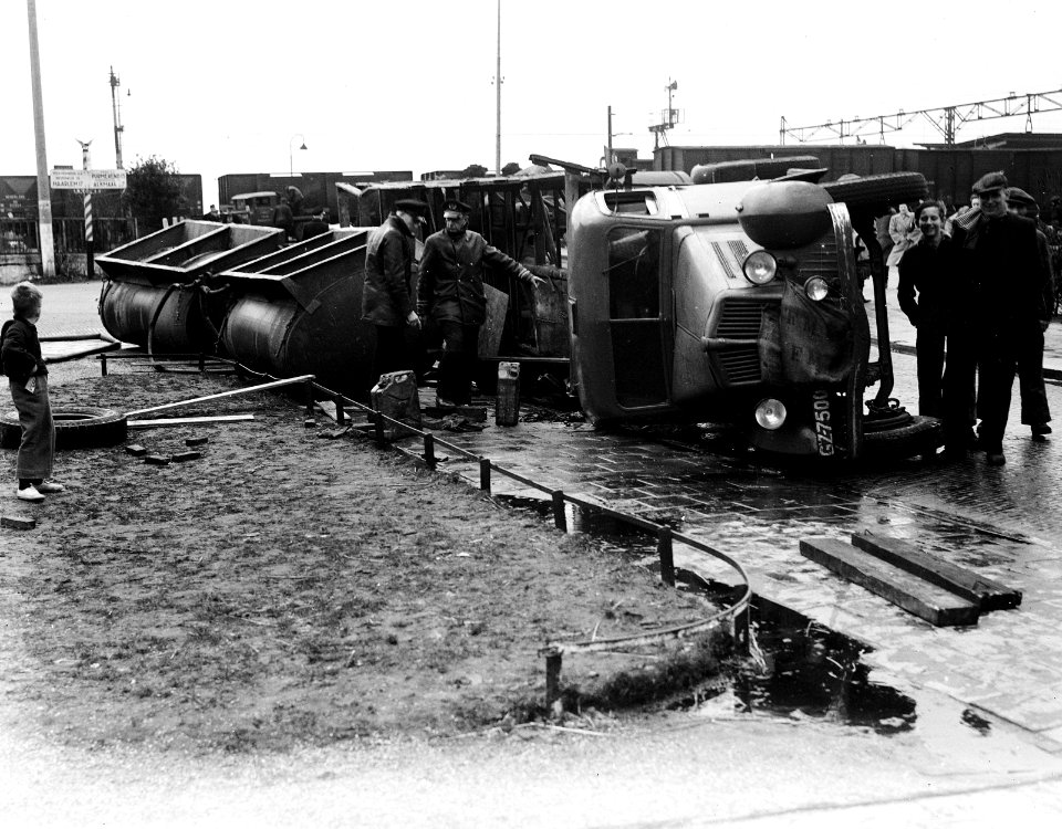 Omgeslagen trailer met kalklading, Bestanddeelnr 934-5185