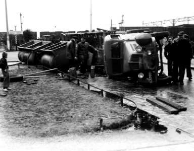 Omgeslagen trailer met kalklading, Bestanddeelnr 934-5185