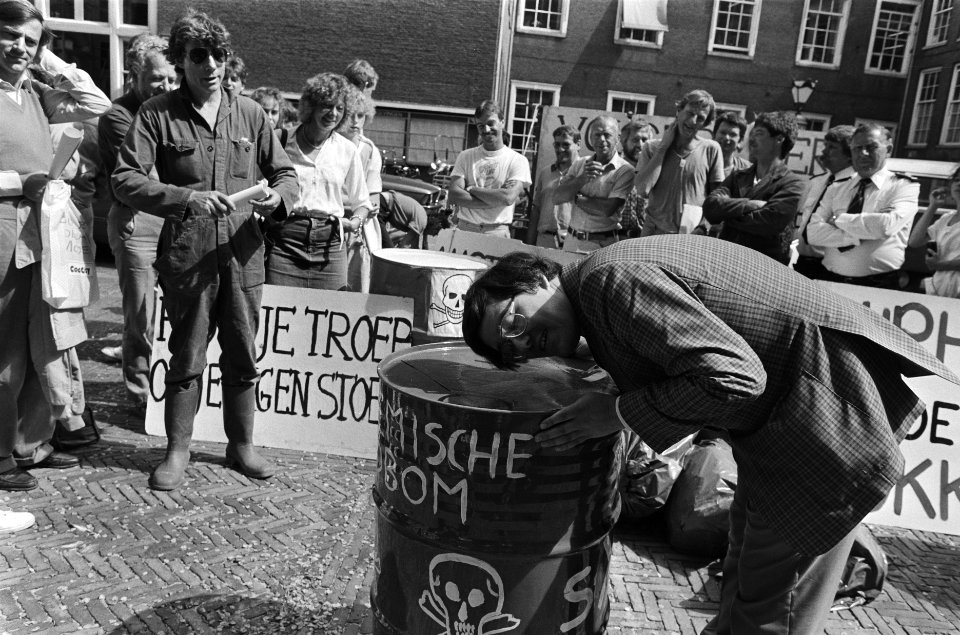 Omwonenden vuilstortplaats Volgermeerpolder protesteren bij stadhuis van Amsterd, Bestanddeelnr 933-3382