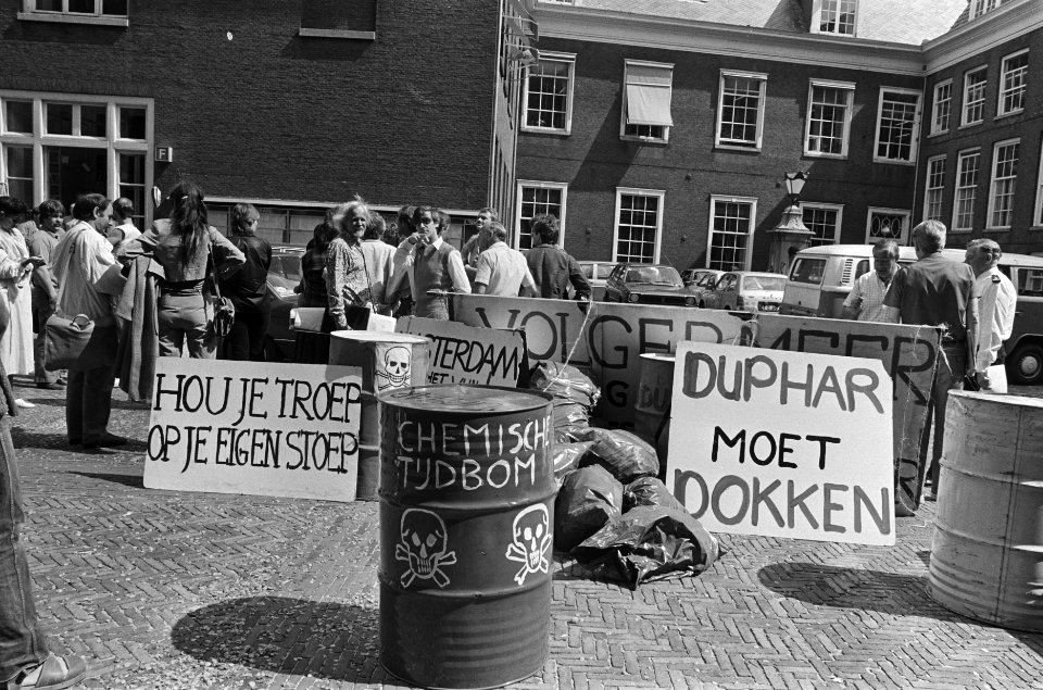 Omwonenden vuilstortplaats Volgermeerpolder protesteren bij stadhuis van Amsterd, Bestanddeelnr 933-3380
