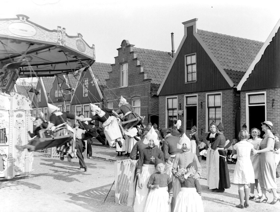 Omstanders in klederdracht bij een zweefmolen, Bestanddeelnr 190-0503