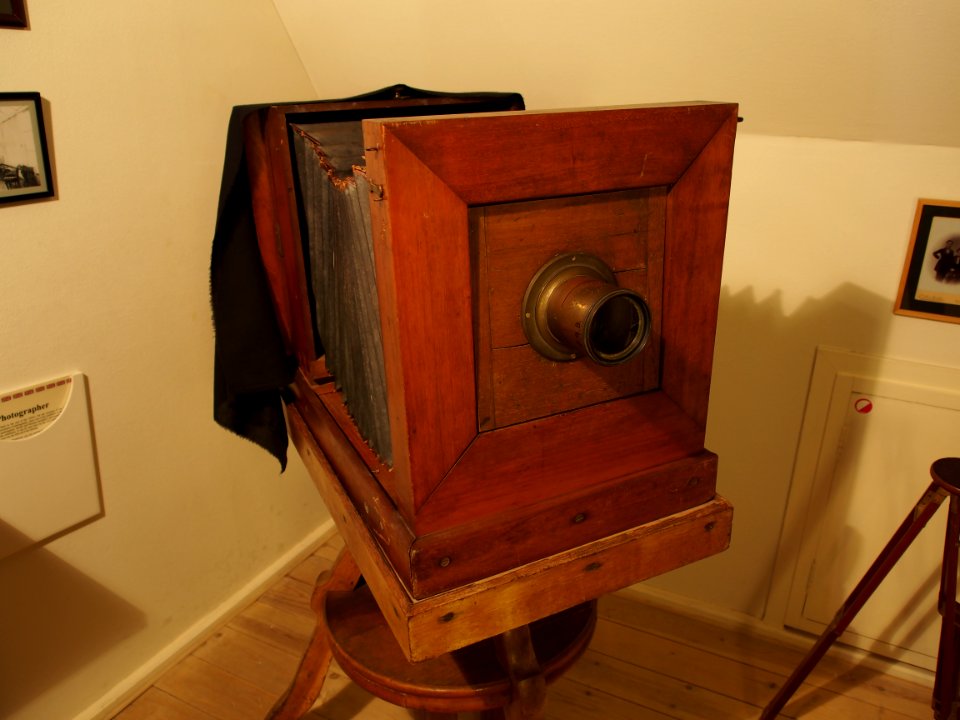 Old photographical equipment pic7