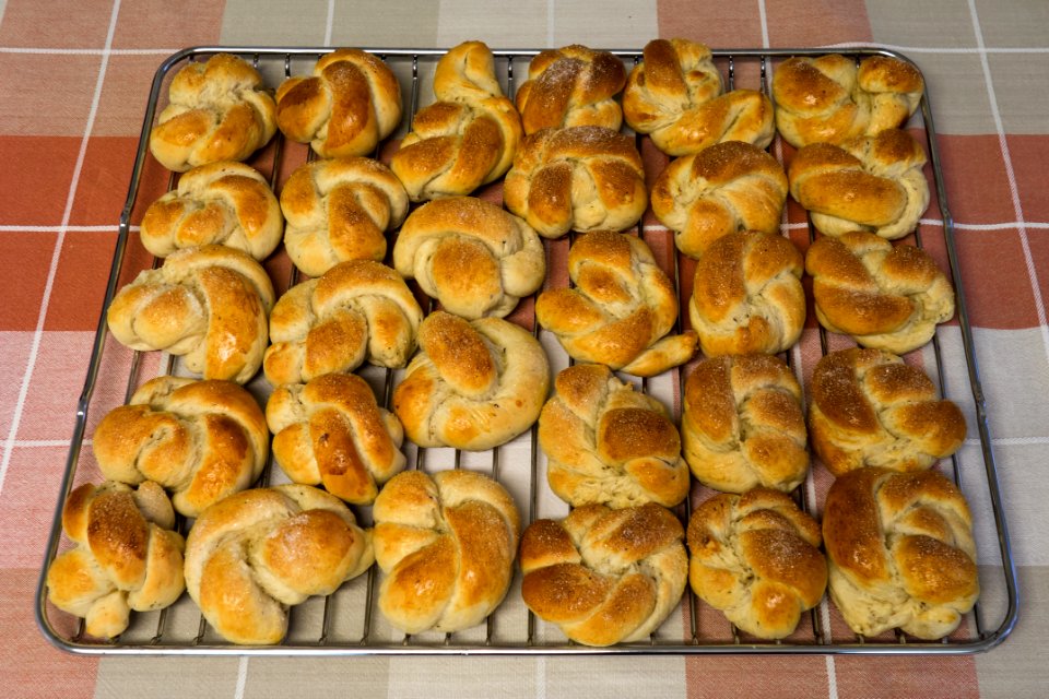 One layer of cardamom buns on grate