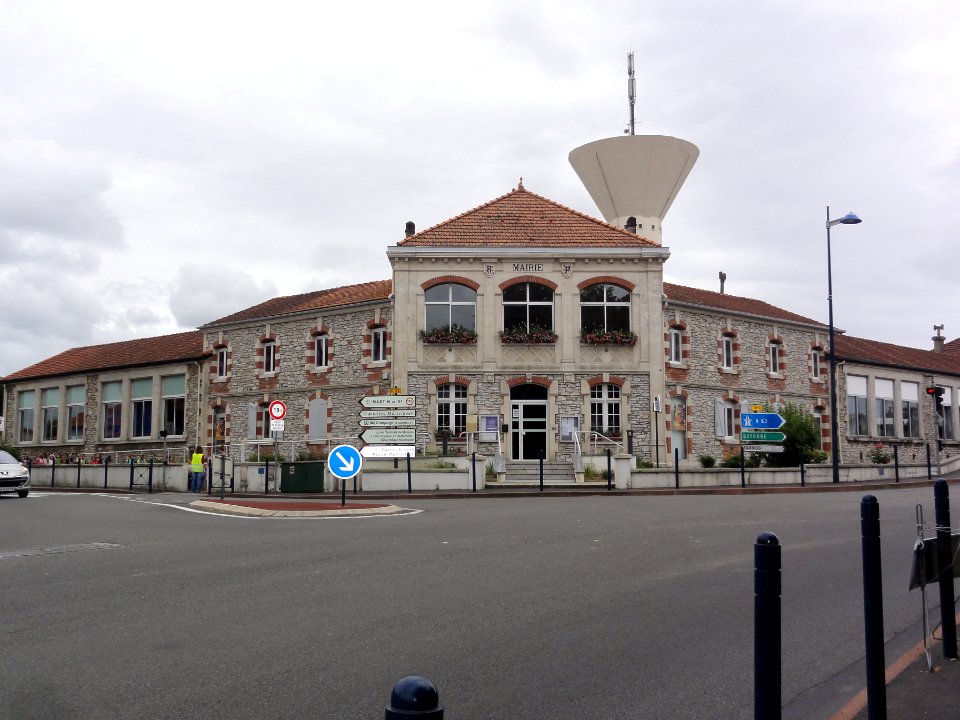 Ondres (Landes) mairie, école, château d'eau
