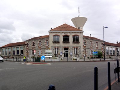 Ondres (Landes) mairie, école, château d'eau