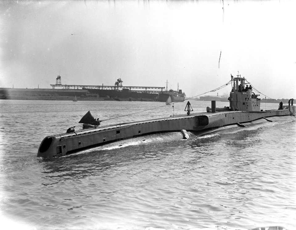 Onderzeeer Dolfijn te Rotterdam @, Bestanddeelnr 902-7974