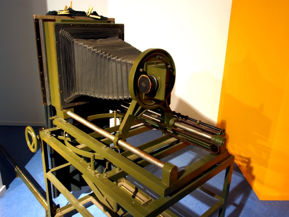 Old photographic equipment pic1