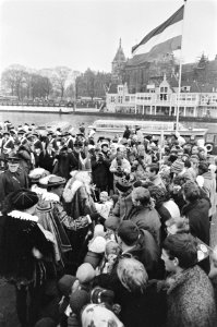 Omringt door vele ouders en kinderen op weg naar de Dam, Bestanddeelnr 919-8035