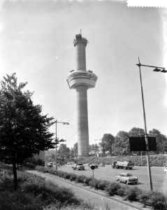 Omhooghijsen van het restaurant Kraaiennest in de Euromast, Bestanddeelnr 910-5052