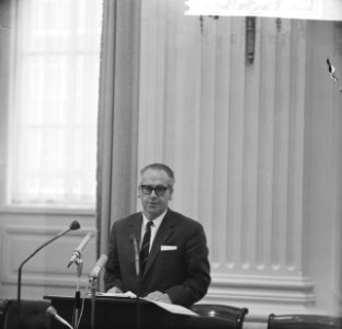 Omroep en tv-nota in Tweede Kamer minister Vrolijk antwoordt Tweede Kamer, Bestanddeelnr 917-9436