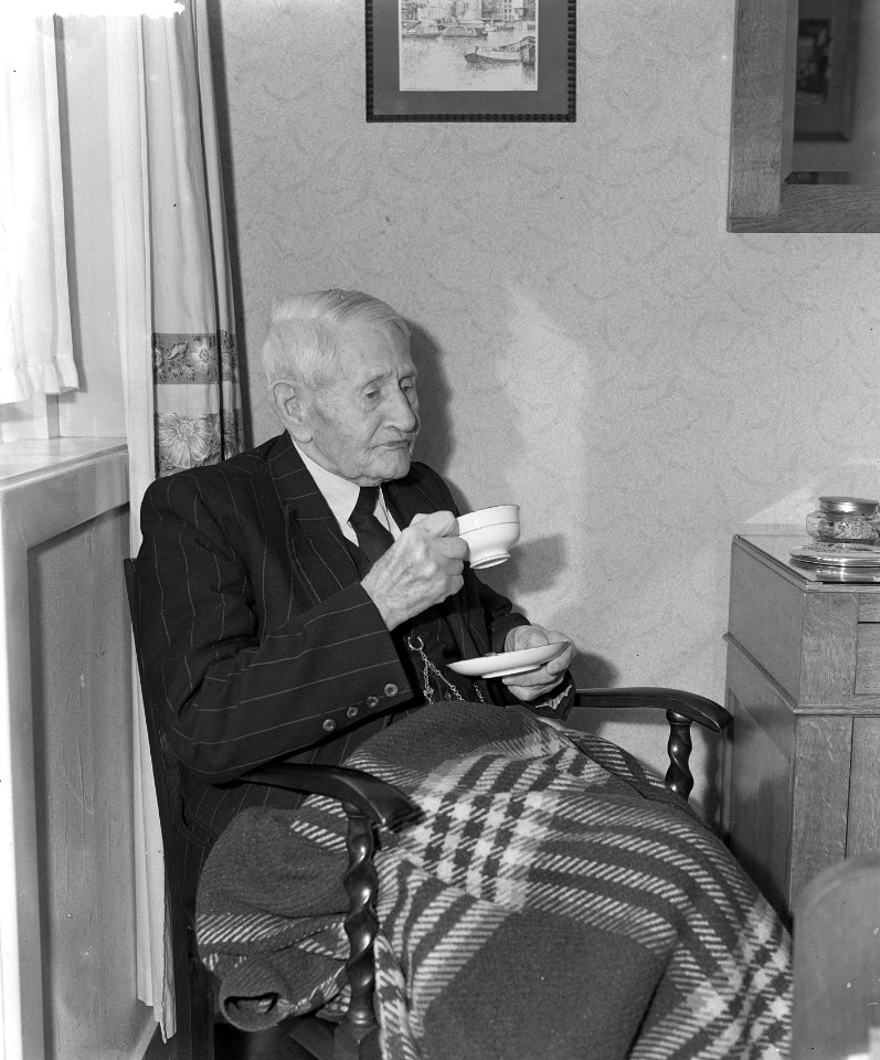 Ome Piet Stuyvenberg uit Bussum wordt 30 maart 102 jaar, Bestanddeelnr 906-3517