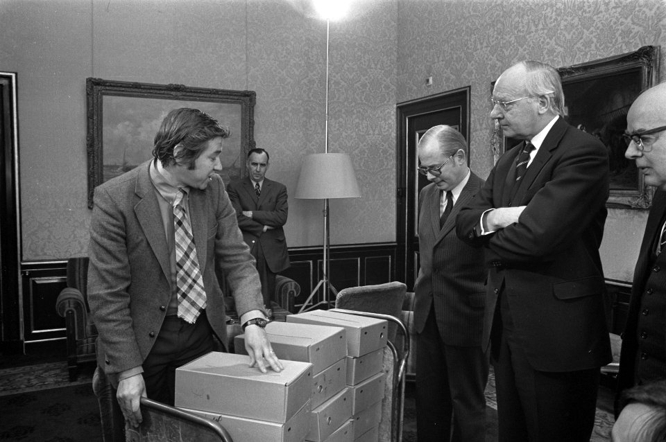 Ombudsman Marcel van Dam (links) biedt Tweede Kamervoorzitter Vondeling handteke, Bestanddeelnr 926-3072