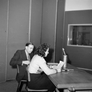 Omroepster in een radiostudio, Bestanddeelnr 255-9078 photo