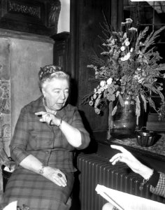 Omroepster Elles Berger voor een televisie-uitzending in gesprek met actrice Aaf, Bestanddeelnr 918-5413
