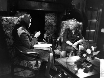Omroepster Elles Berger (l.) voor een televisie-uitzending in gesprek met actric, Bestanddeelnr 918-5415