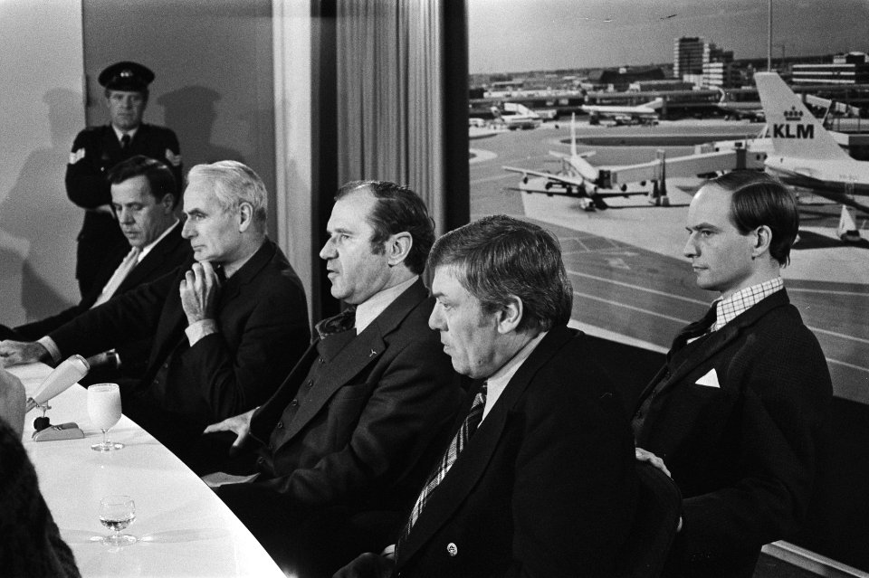 Onderzoekscommissie in zaak Menten terug uit Polen v.l.n.r. G. S. J. Peters , m, Bestanddeelnr 929-0388