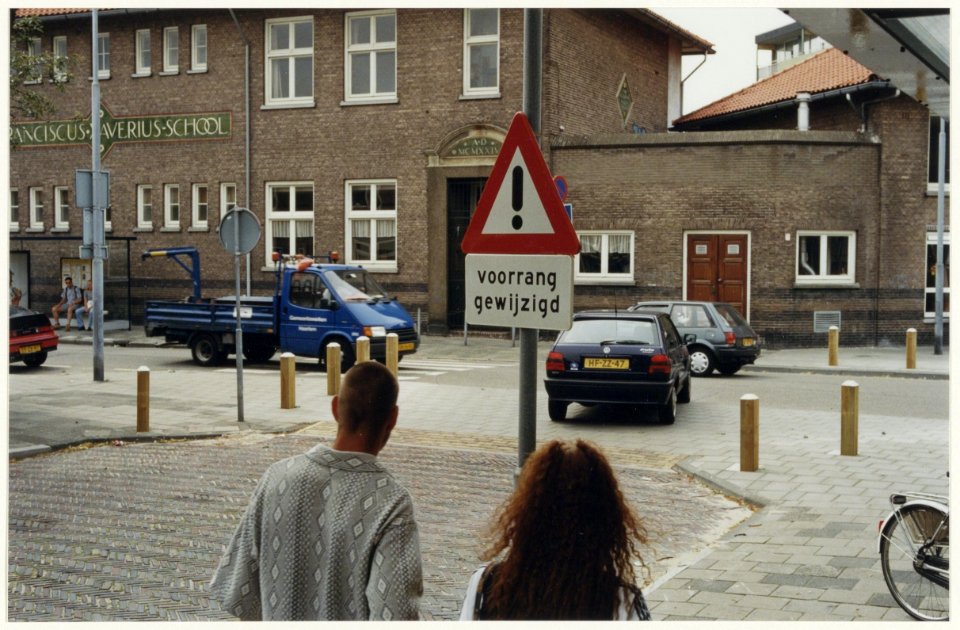 Onduidelijke voorrangssituatie in de Nagtzaamstraat. NL-HlmNHA 54029375