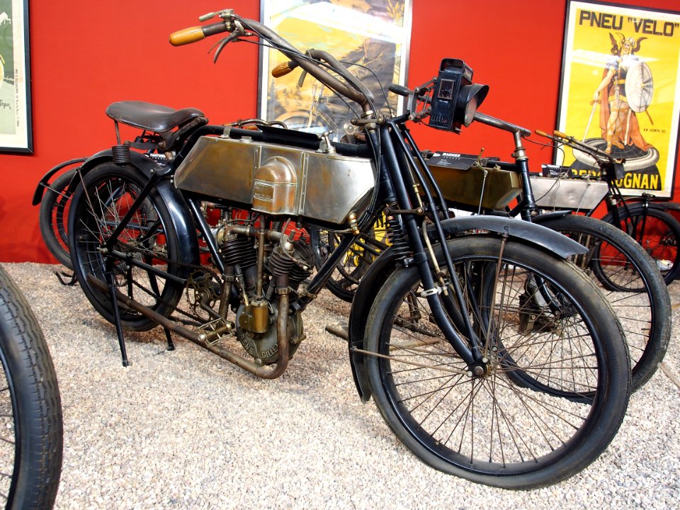 Old Rene Gillet motorcycle, Musée de la Moto et du Vélo, Amneville, France, pic-002