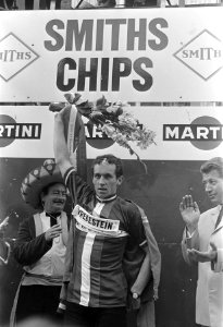 Olympia tour, winnaar tour Rini Wagtmans met bloemen., Bestanddeelnr 920-3619
