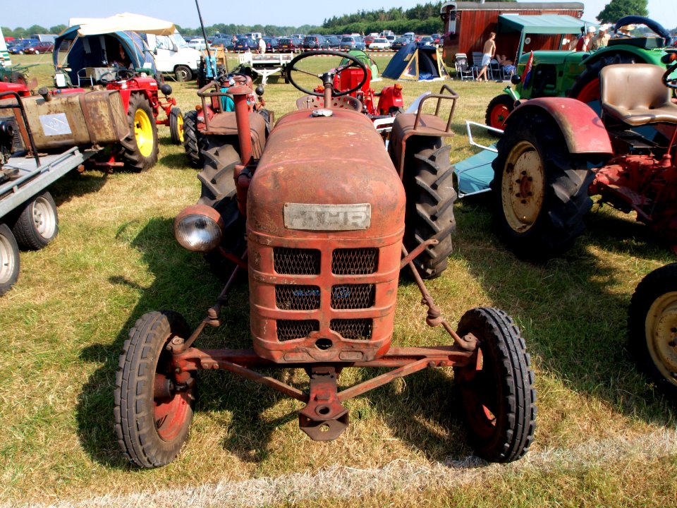 Old red Fahr tracktor pic1