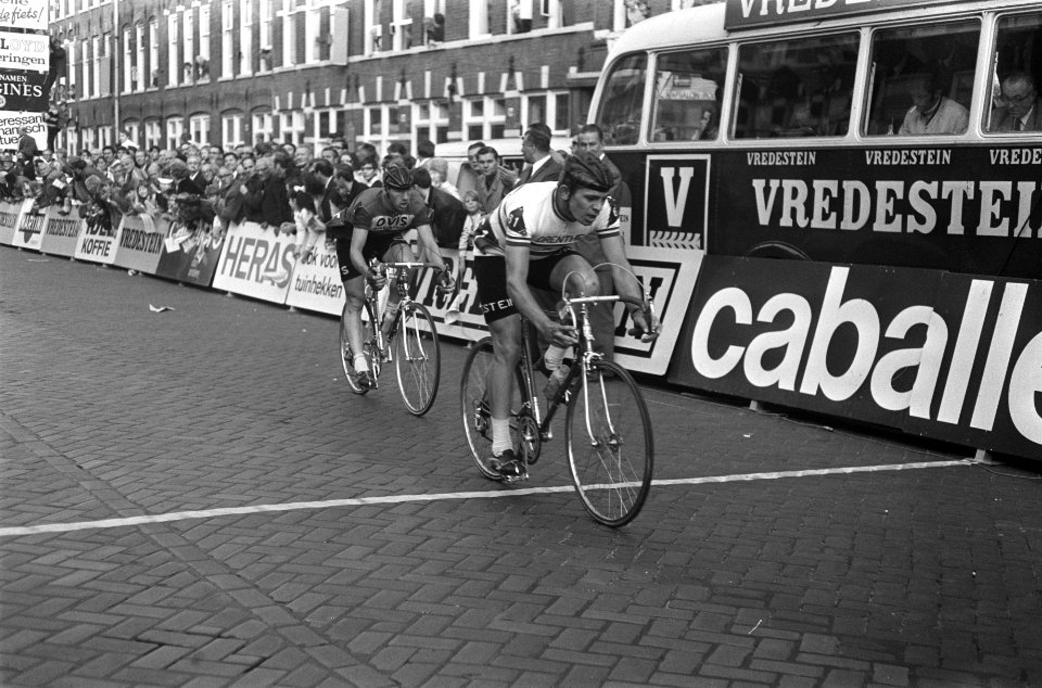 Olympias Toer, winnaar Peter Legierse wordt gehuldigd in Amsterdam finish, Bestanddeelnr 922-4482