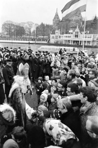Omringt door vele kinderen op weg naar de Dam, Bestanddeelnr 919-8031