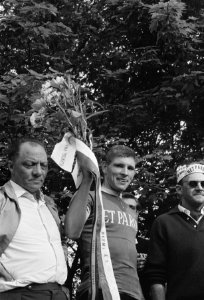 Olympia Tour 6e etappe winnaar Schuring over de streep te Groningen achter hem P, Bestanddeelnr 915-2075