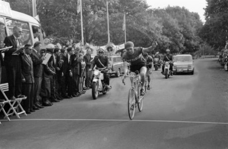 Olympia Tour 6e etappe winnaar Schuring over de streep te Groningen achter hem P, Bestanddeelnr 915-2072