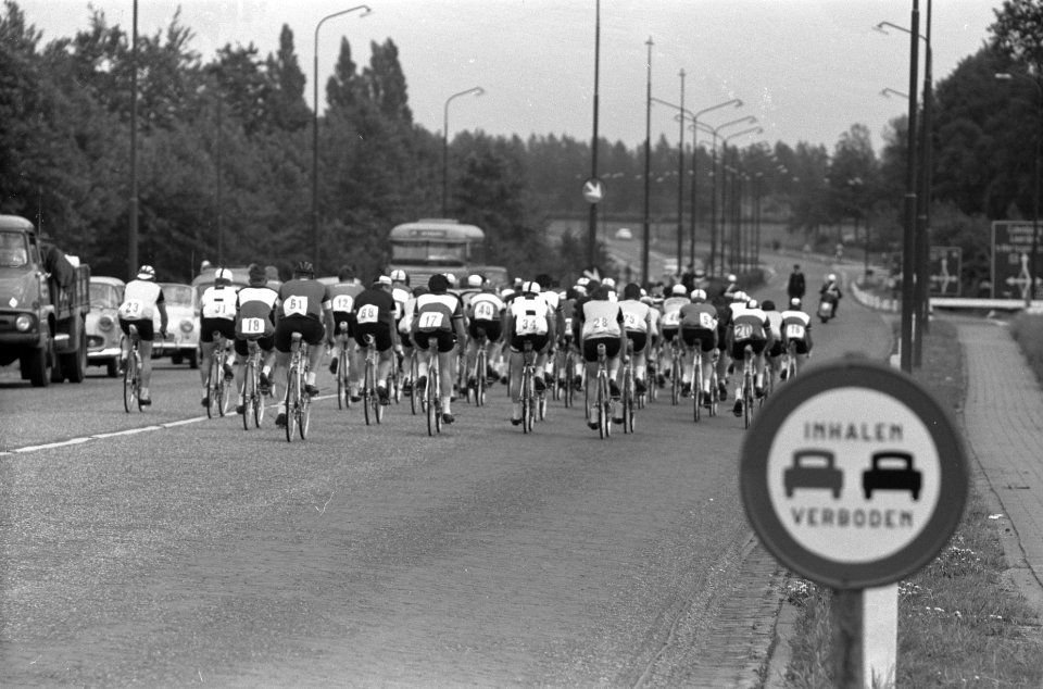 Olympias 10e tour door Nederland. Passeren Lekbrug, Bestanddeelnr 912-5822
