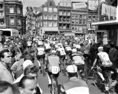 Olympias 10e tour door Nederland. Start van het Rembrandtsplein, Bestanddeelnr 912-5821