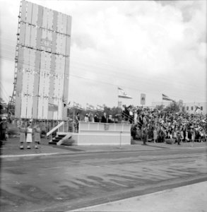 Onafhankelijkheidsdag ( 15 mei). Tribune met prominenten waaronder president Ben, Bestanddeelnr 255-4643