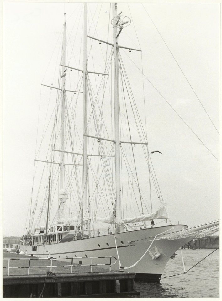 Onbekend driemaster zeljacht aan de loswal. NL-HlmNHA 1478 6318