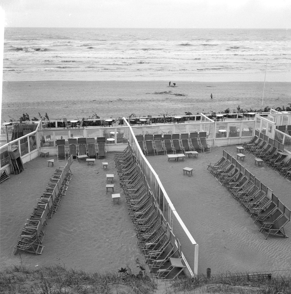 Onaangenaam weer op het strand van Zandvoort lege strandstoelen, Bestanddeelnr 913-9176