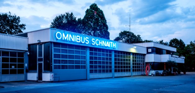 Omnibus Schnaith in Tübingen zur blauen Stunde