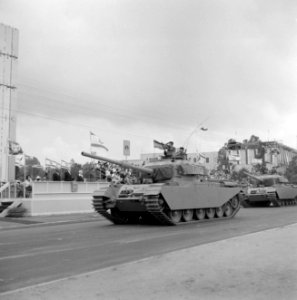 Onafhankelijkheidsdag (15 mei). Militaire eenheid met tanks passeert de tribune , Bestanddeelnr 255-4650