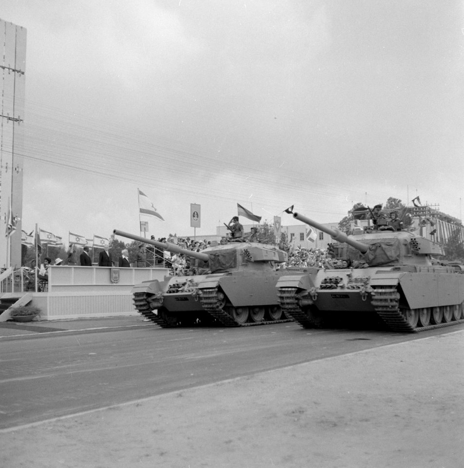 Onafhankelijkheidsdag (15 mei). Militaire eenheid met tanks passeert de tribune , Bestanddeelnr 255-4653