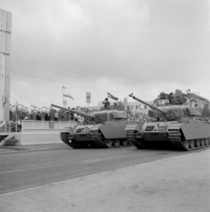 Onafhankelijkheidsdag (15 mei). Militaire eenheid met tanks passeert de tribune , Bestanddeelnr 255-4653