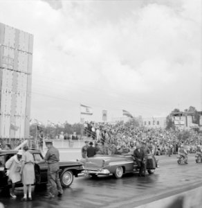 Onafhankelijkheidsdag ( 15 mei). Aankomst van de president van Israel bij de tri, Bestanddeelnr 255-4640