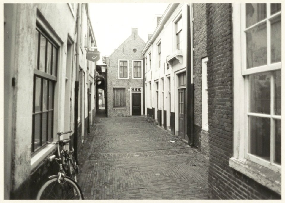 Omvalspoort tussen het Groot- en KleinHeiligland, ziende naar het westen. NL-HlmNHA 54010131