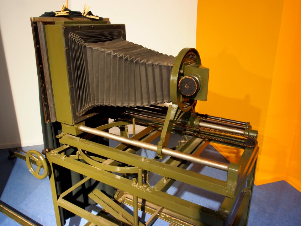 Old photographic equipment pic2