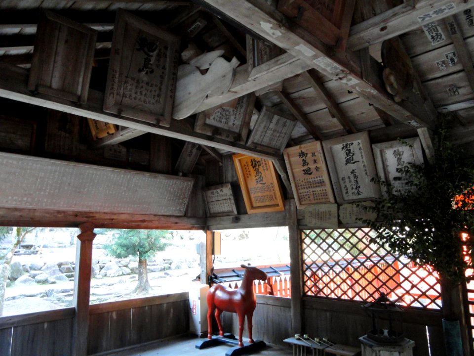 Omoto Shrine (Miyajima) interior view - DSC02286
