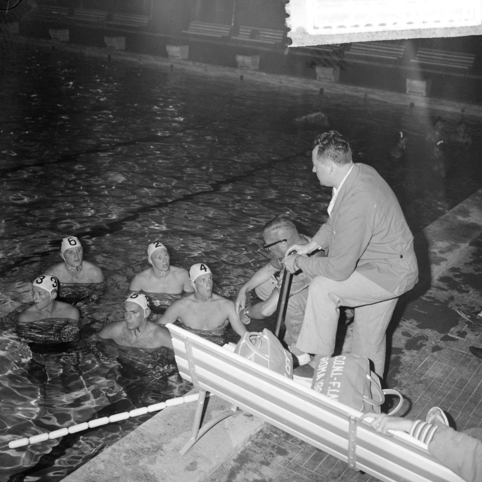Olympische (Zomer) Spelen te Rome. Cor Braasem (r) helpt Frans Kuyper (2e van re, Bestanddeelnr 911-5437