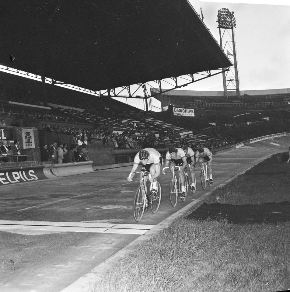 Olympische A-selectie achtervolgingsploeg in actie (Roy Schuiten, Gerard Kamper,, Bestanddeelnr 925-6869