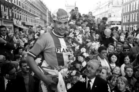 Olympias Toer, winnaar Peter Legierse wordt gehuldigd in Amsterdam Surindenstraa, Bestanddeelnr 922-4481